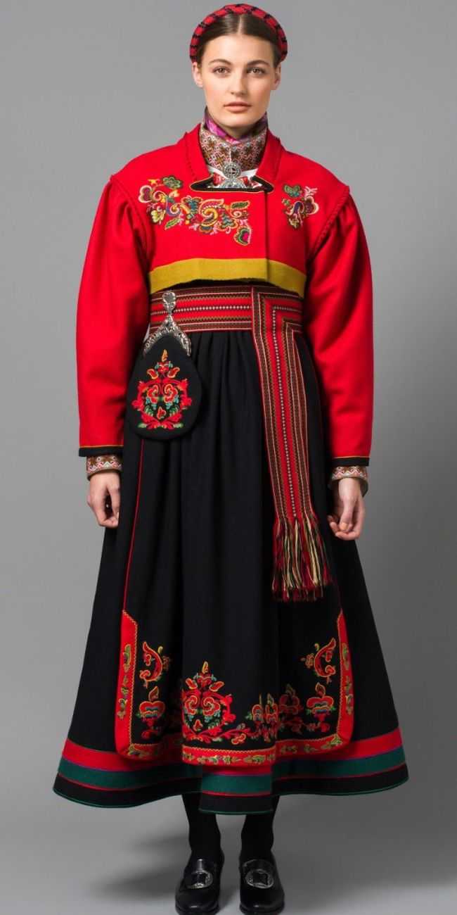 Норвежские девушки в национальных костюмах