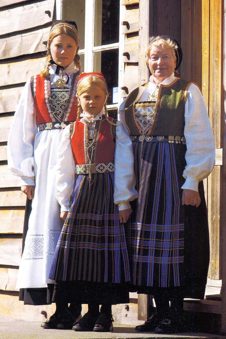 Норвежские девушки в национальных костюмах