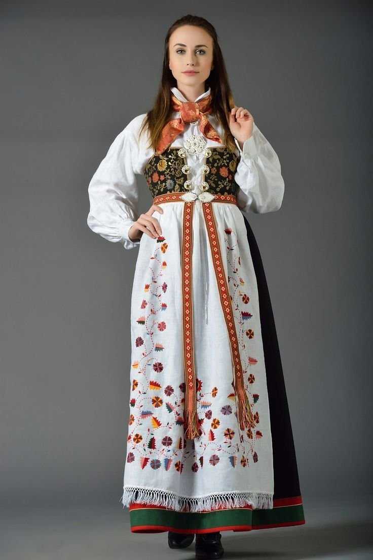 Женский национальный костюм