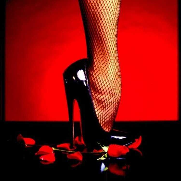 Женские ноги в туфлях на шпильке