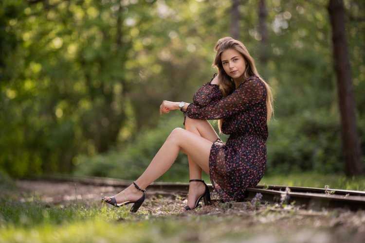 Женщина в платье сидит