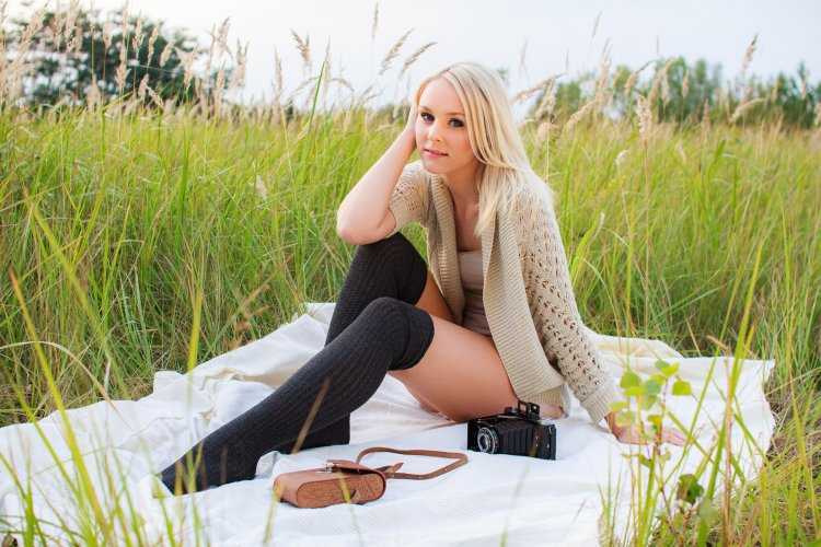 Блондинка с длинными ногами