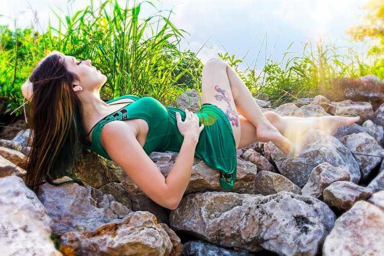 Девушки природа камни