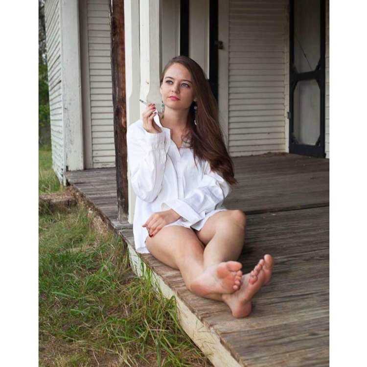 Мия Уинтерс босиком