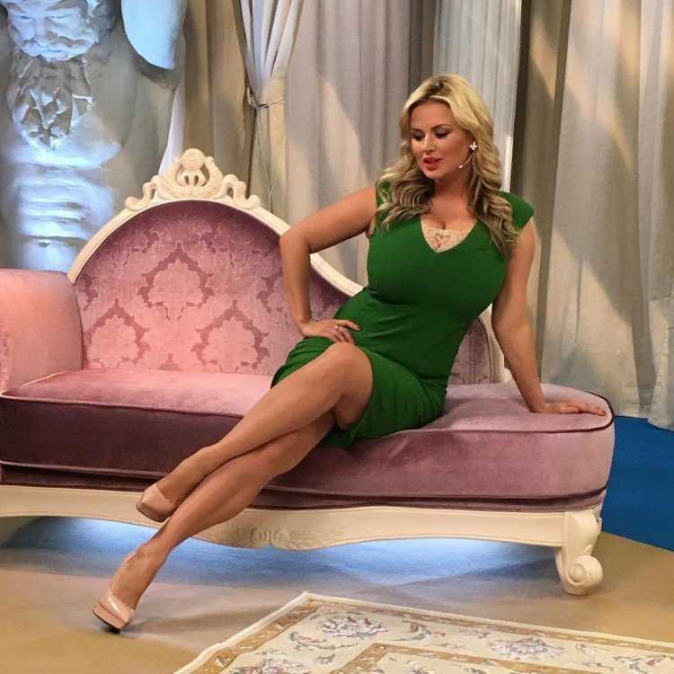 Анна Семенович ноги