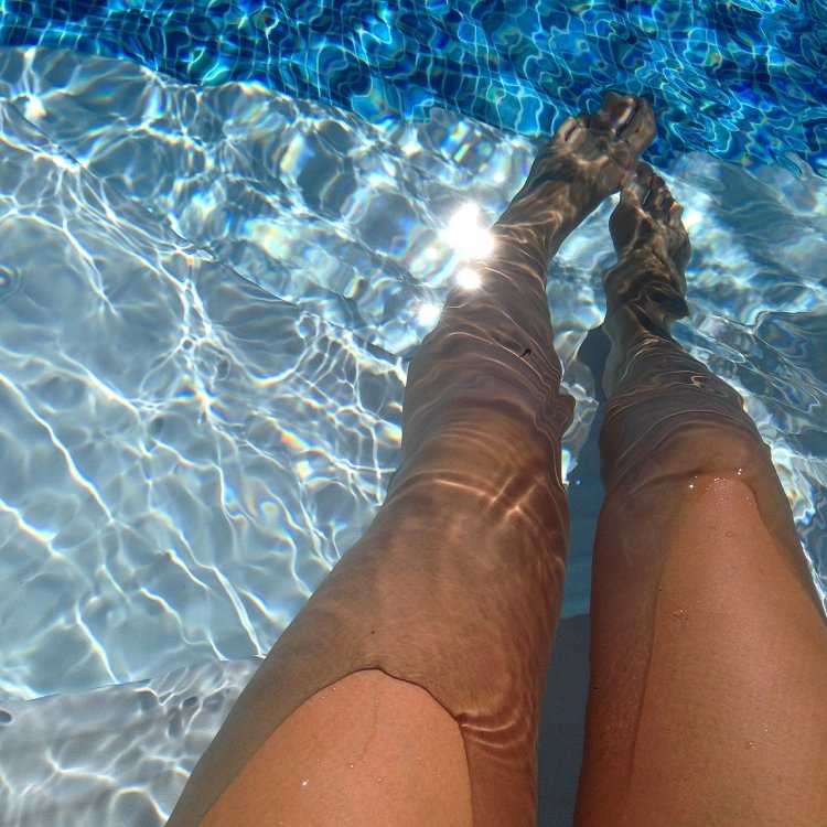 Ножки в воде