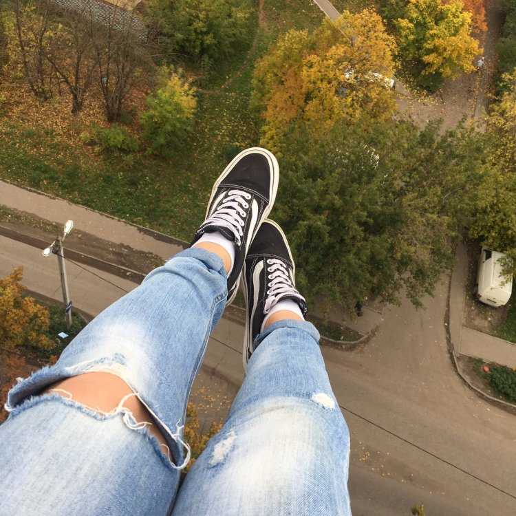 Ноги на крыше