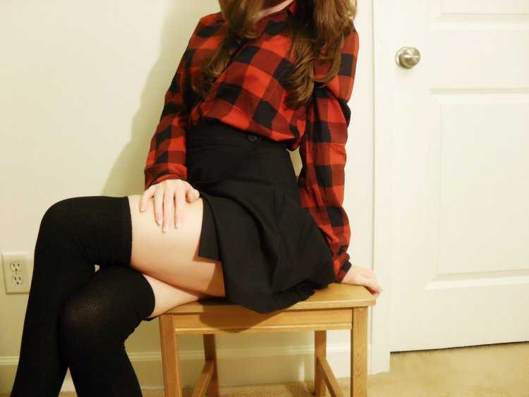 Красавица в юбке и рубашке