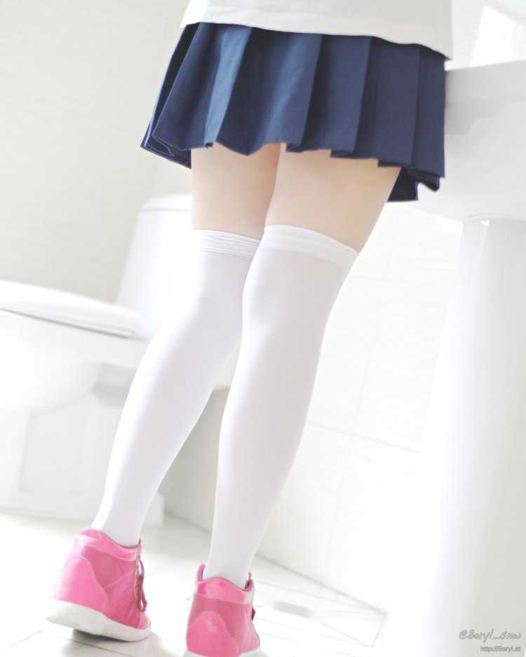 В белых носочках и юбочке