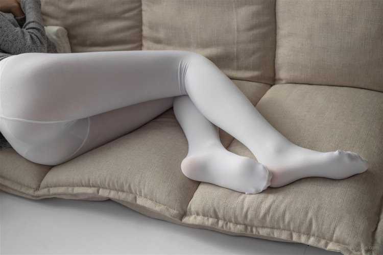 Ноги в белых колготках