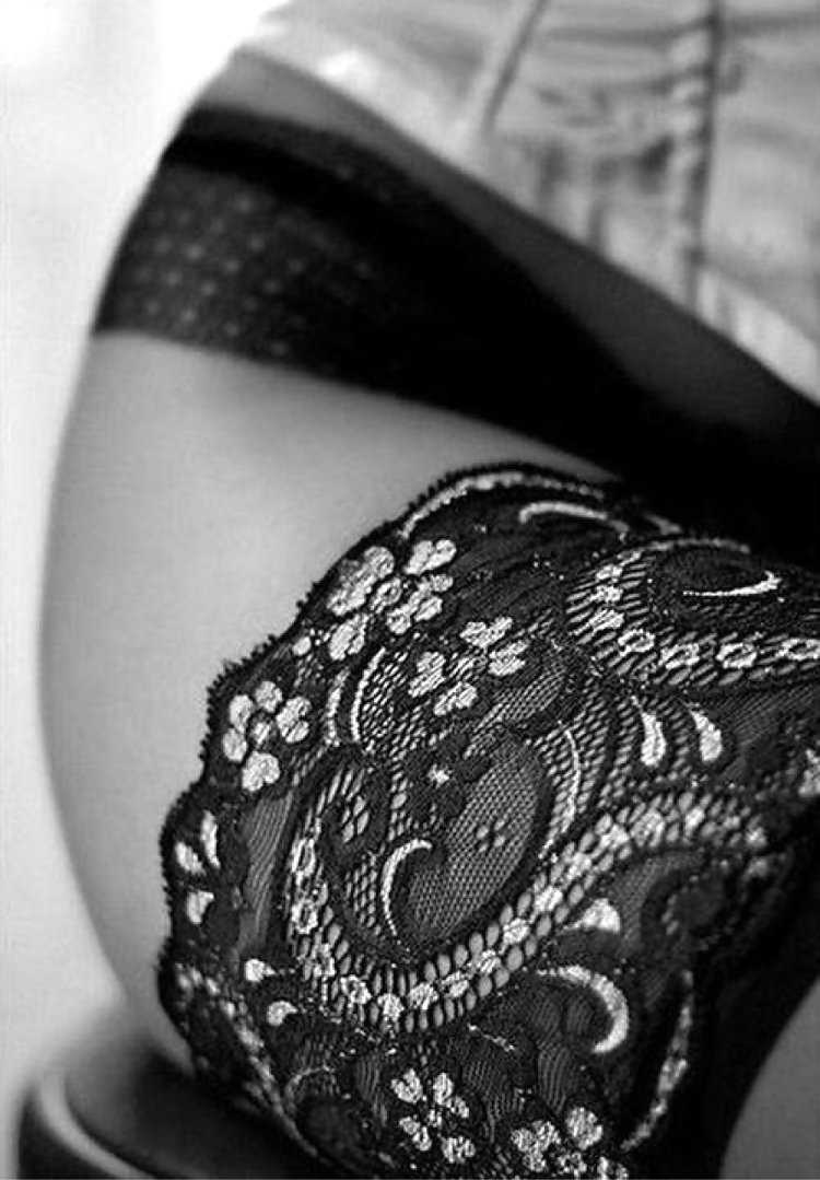 Девушка в черных кружевах