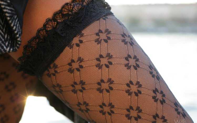 Женские ноги в чулках крупно