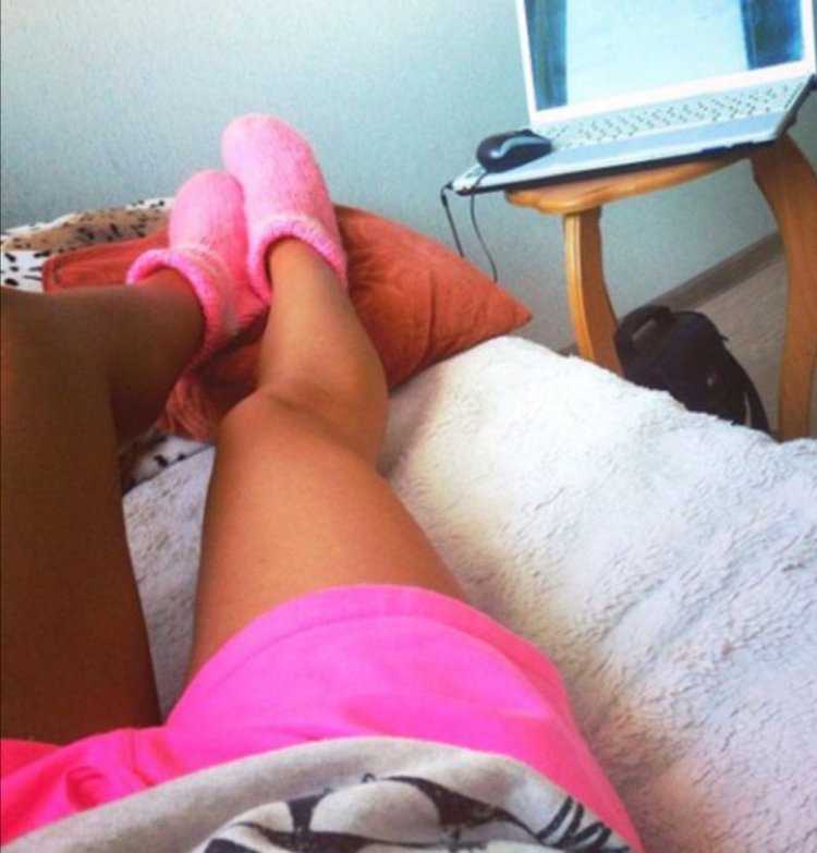 Женские ноги в пижаме