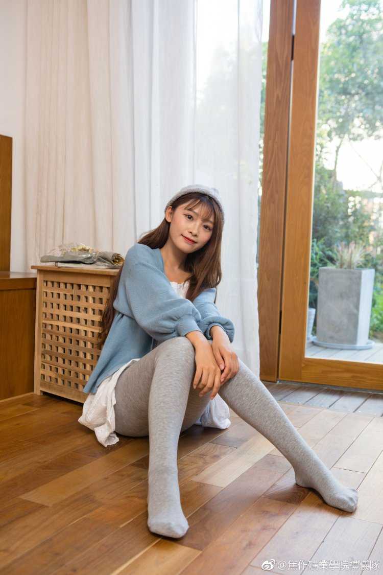 Женщины в серых колготках