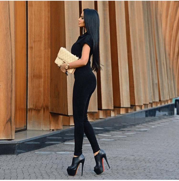 Брюнетка на высоких каблуках