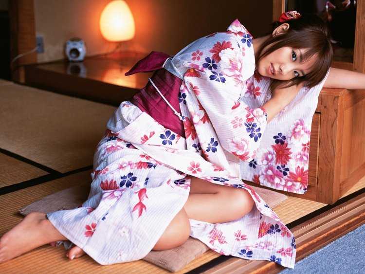 Японская девушка в кимоно