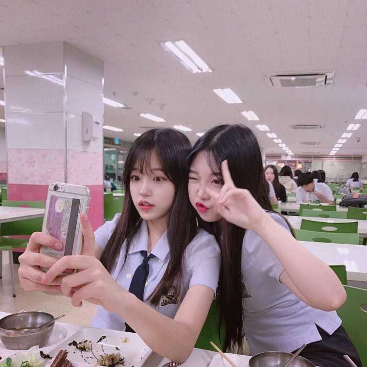 Кореянки подруги в школе