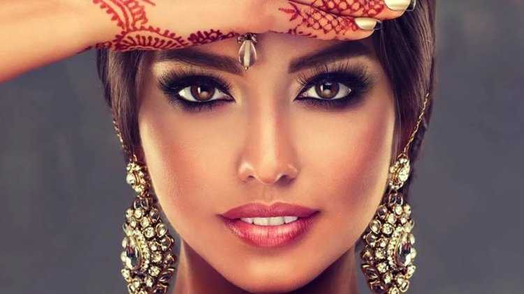 Девушка индианка в Сари с тату