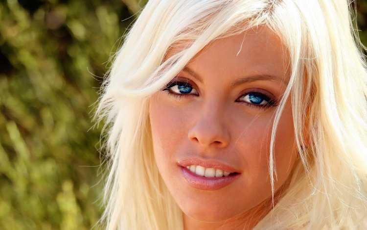 Бритни Эмбер блондинка