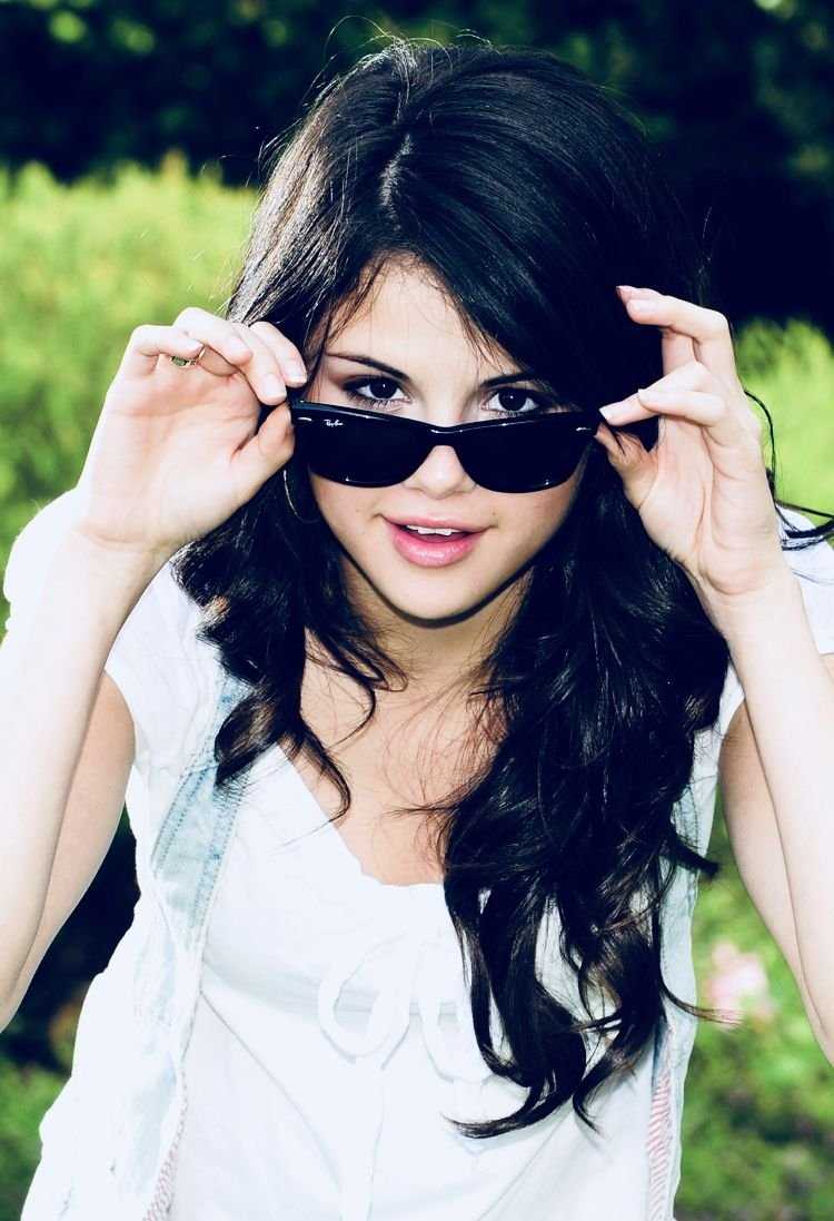 Селена Гомес в очках