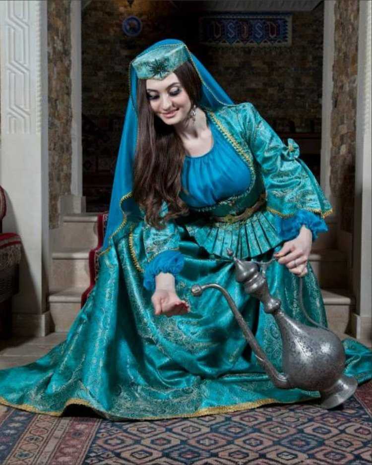 Азербайджанский костюм женский