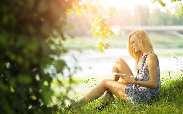 Задумчивая девушка на природе