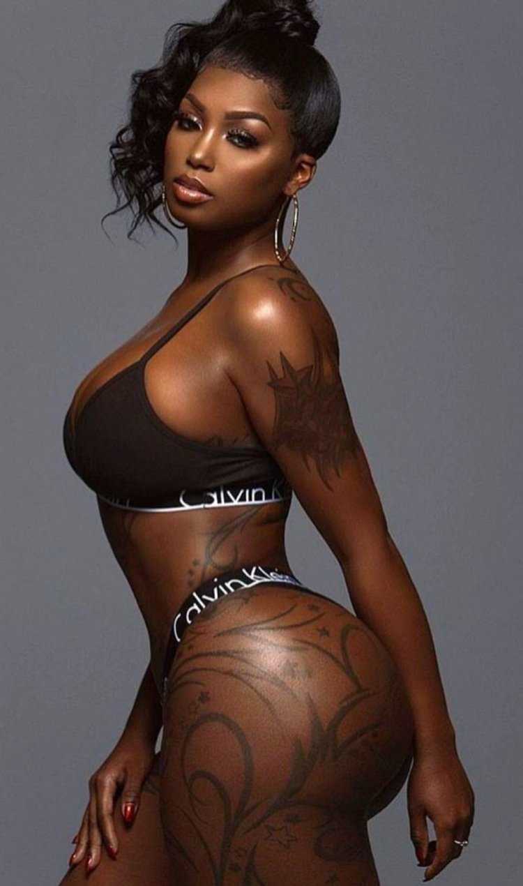 Женщины с огромными попами