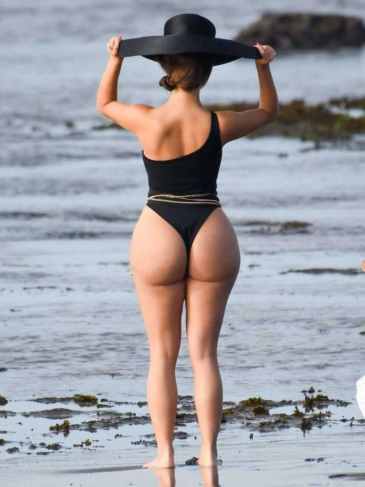 Большие женские задницы в стрингах