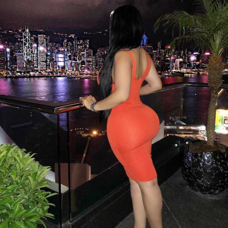 Огромные ягодицы в платье