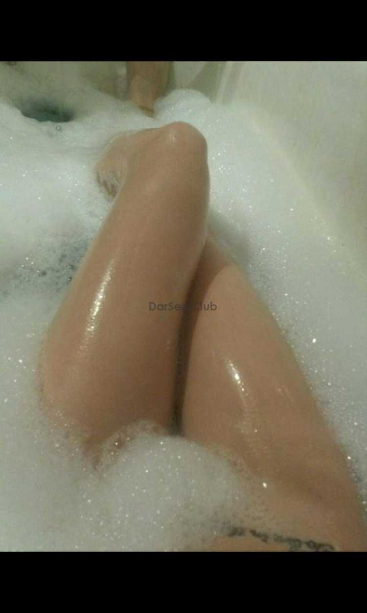 Женские ножки в ванной