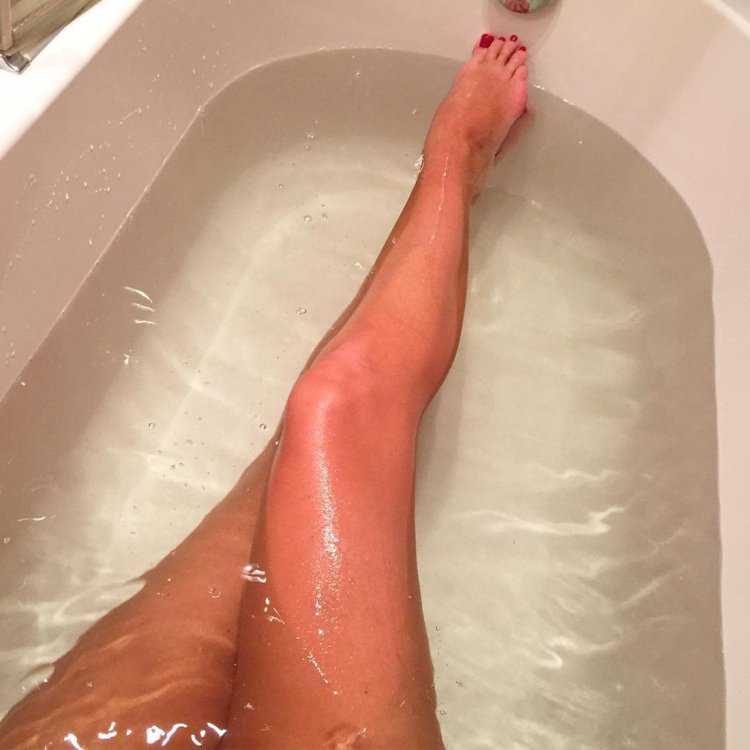 Ножки девушки в ванной