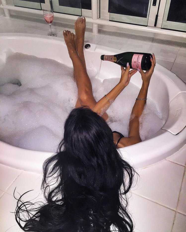 Девушка в ванне