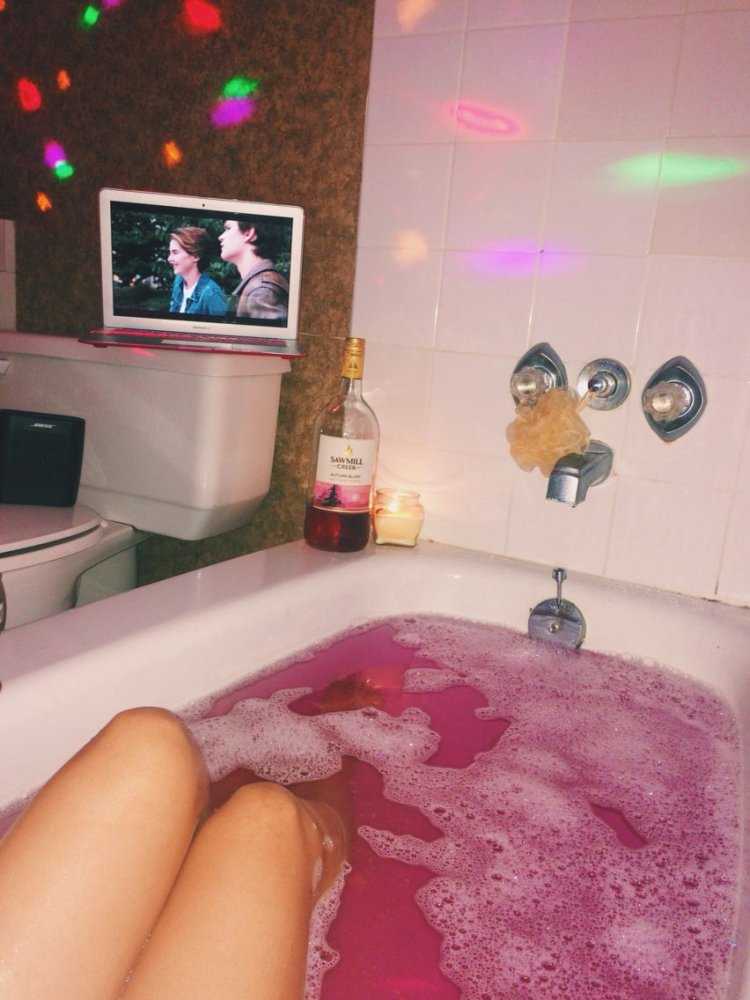 Розовая бомбочка для ванны в ванне