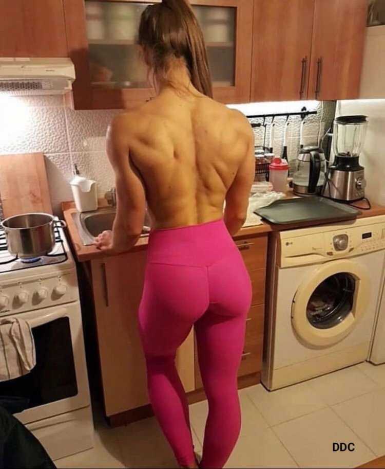 Мужская попка в обтягивающих штанах