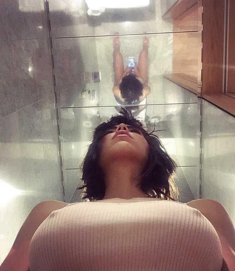 Смешное селфи у зеркала