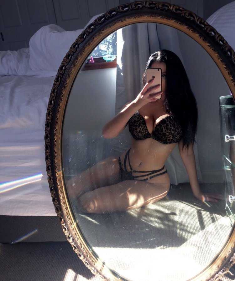 Девушка в белье перед зеркалом