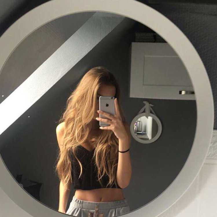 Красивая девушка в зеркале