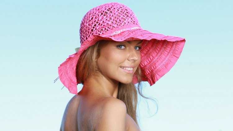 Девушка в панамке