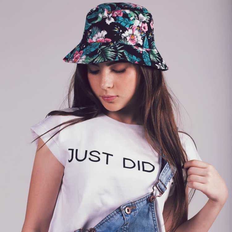 Девушка в панамке