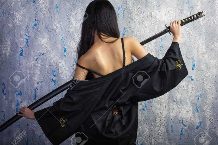 Девушка с мечом со спины