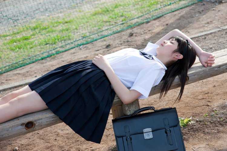 Японка в рубашке