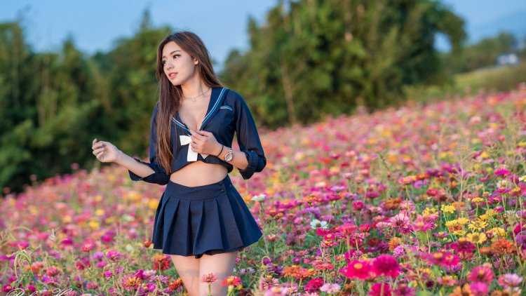 Девушка в юбке