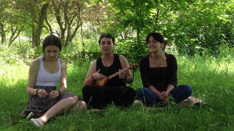 Трио девушки грузинки поют