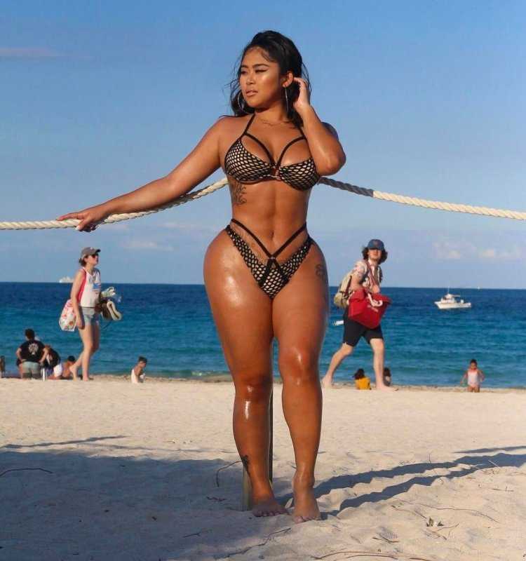 Ashley Graham в купальнике