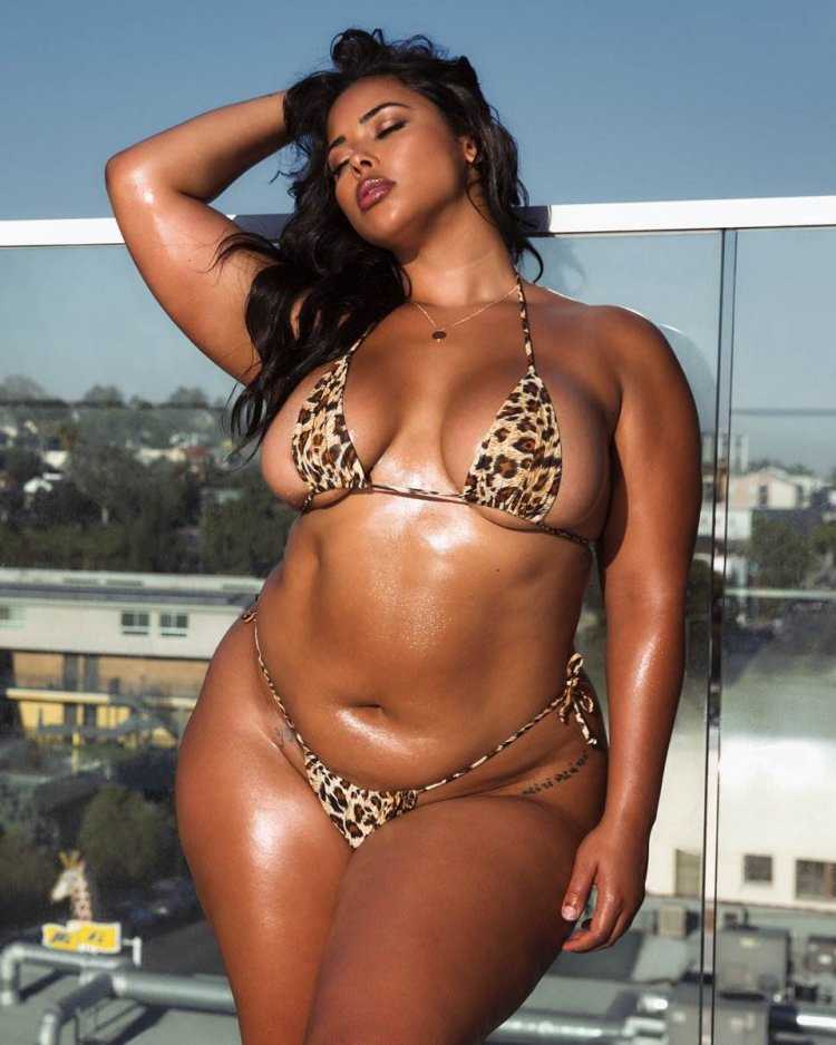 Latecia Thomas в Нижнем белье