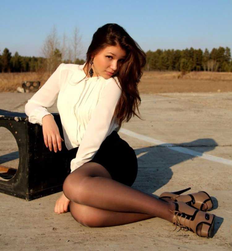 Полные ноги в юбке вид сверху женщина