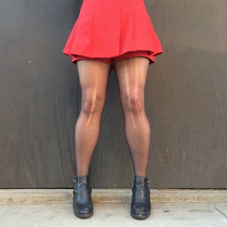 Женщины в юбках и колготках