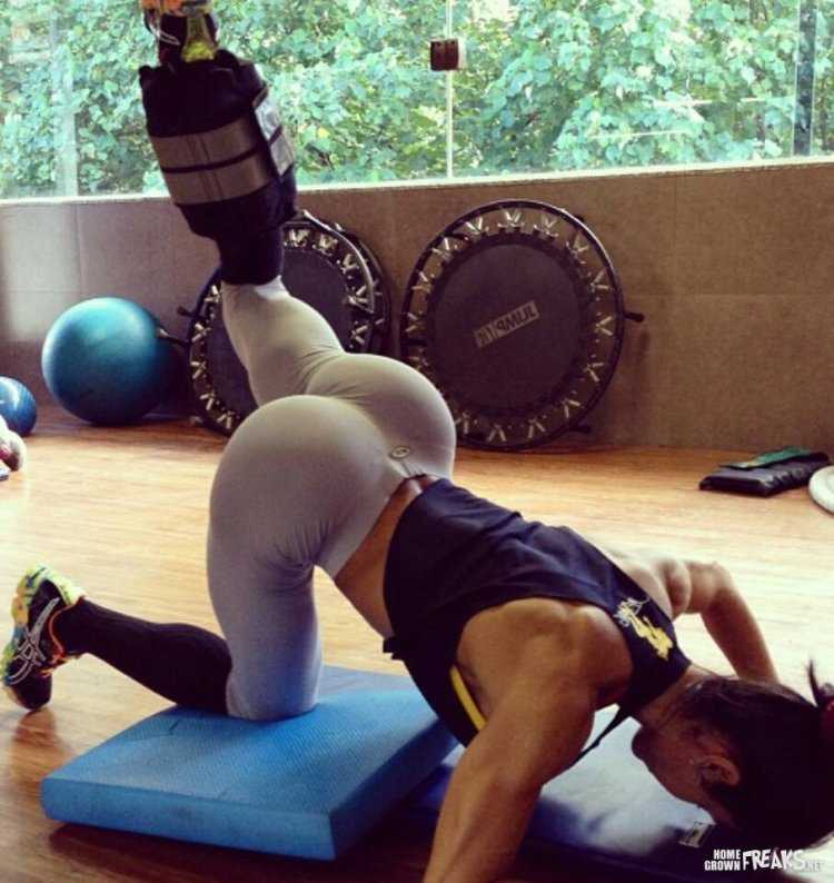 Спортзале попки накаченные