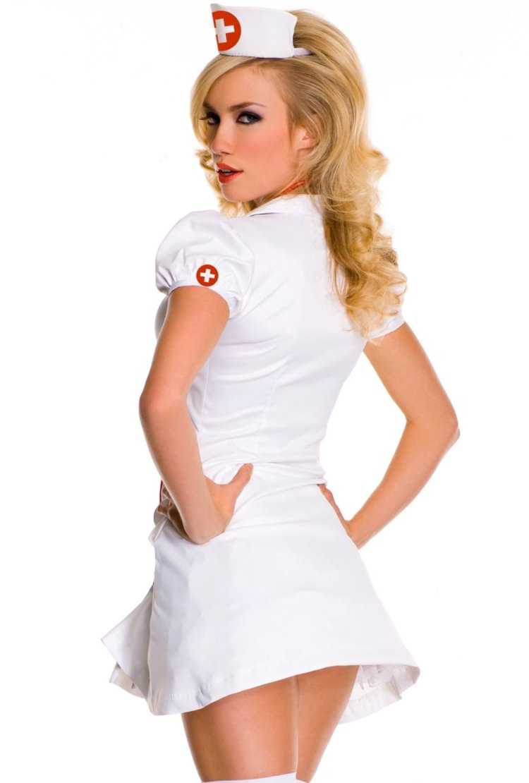 Девушка в костюме медсестры