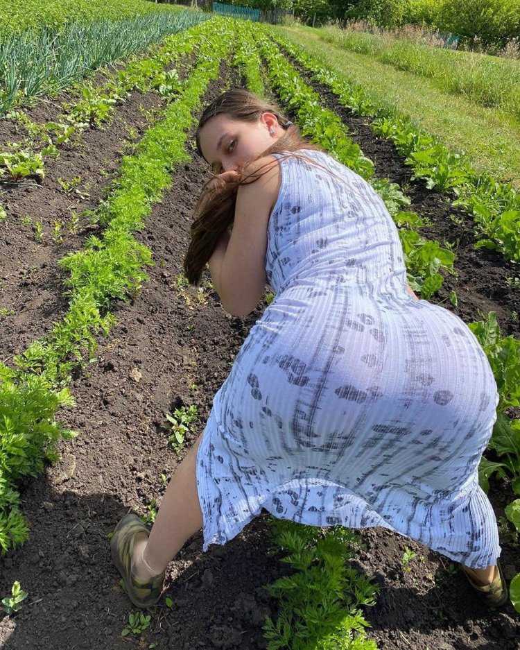 Девушка в огороде деревенская